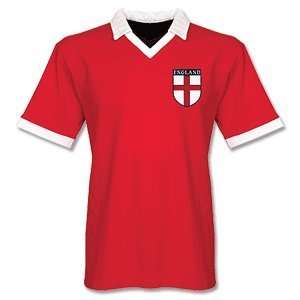  England Retro Shirt   Red: Sports & Outdoors