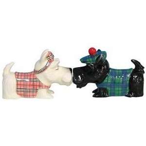  Kissing Scotties Magnetic Shaker Set: Kitchen & Dining