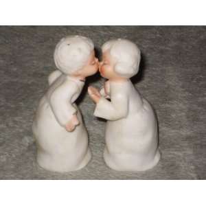  Vintage Kissing Boy & Girl 3 1/2 Inch Porcelain Salt 