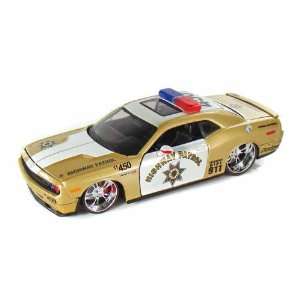  2008 Dodge Challenger SRT8 1/24 Gold Highway Patrol: Toys 