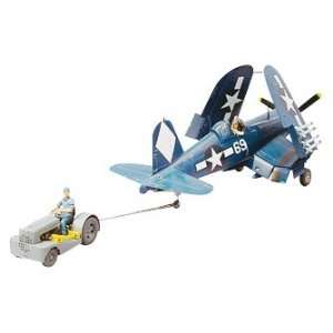   F4U 1D Corsair w/Moto Tug (Plastic Model Airplane) Toys & Games