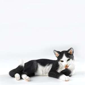  Black & White Cat Lying Figurine: Home & Kitchen