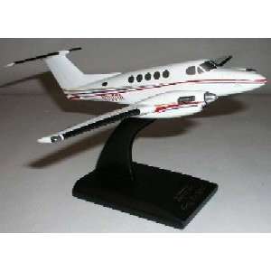  B200 Super King Air (HOUSE COLORS) 1/32: Home & Kitchen