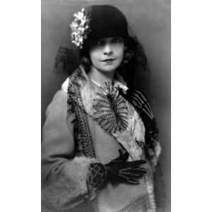 Portrait of screen and television actress ; Lillian Gish in Albin, New 