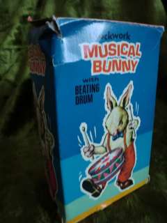 CLOCKWORK MUSICAL BUNNY BEATING DRUM TIN WIND UP TOY  